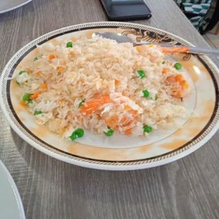 Arroz frito de hoja de lotus y mariscos