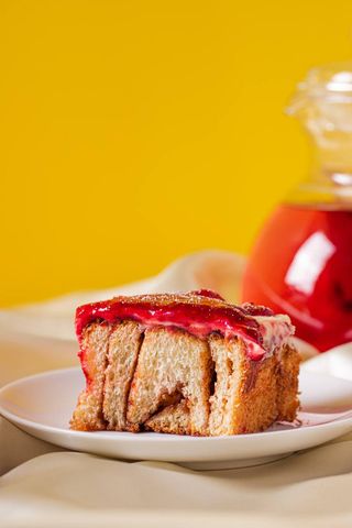 Сінабон з малиновим джемом (200г)