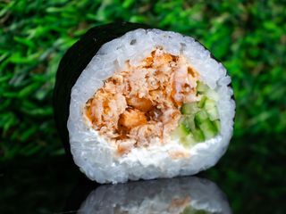 Futomaki z łososiem pieczonym teriyaki 6 szt.