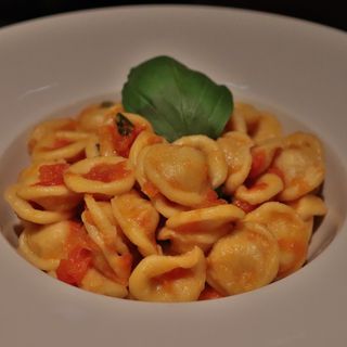 Orecchiette fatte a mano con sugo di pomodoro fresco e basilico