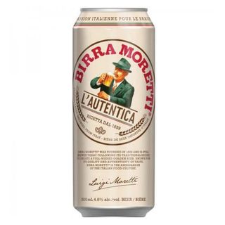 Bere birra moretti 