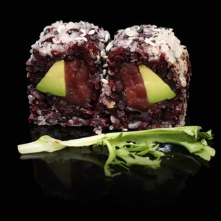150- black roll atun con aguacate
