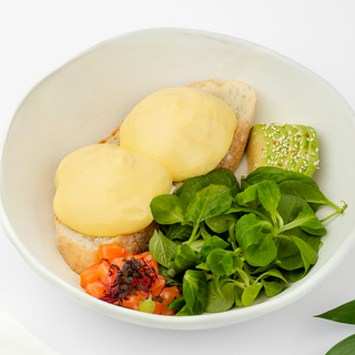 Ou poșat cu somon și sos olandez