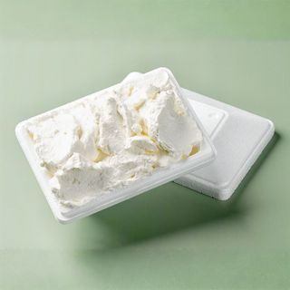 Vaschetta di panna fresca montata a frusta