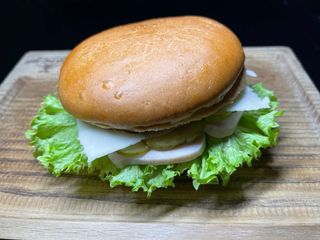 Гамбургер з куркою та сиром