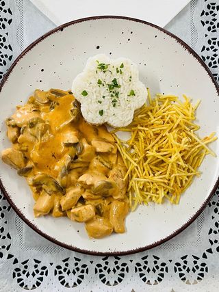 Strogonoff de Frango com Arroz e Batata Palha