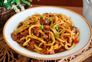 Pržene nudle sa govedinom (16牛肉炒面)