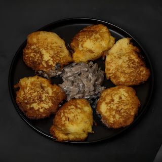 Деруни з грибами та свининою у вершковому соусі (400г)