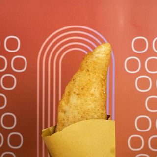 Pizza fritta con speck, funghi porcini, mozzarella di bufala e crema al tartufo