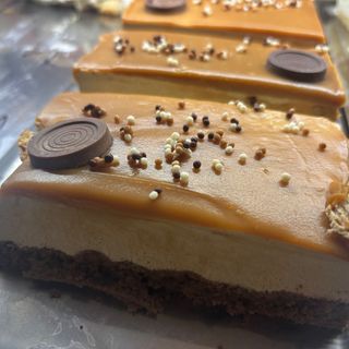 Tarta de dulce de leche con praline de caramelo 