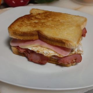 Sandwich huevo jamon queso bacon