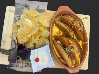 Burger de pui cu cartofi pai, sos mayo și cheddar