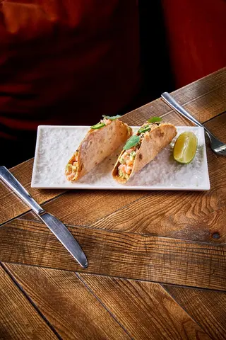 Mini tacos cu somon și sos chili mayo