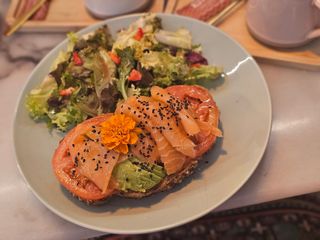 Bagel Con Aguacate Y Salmón