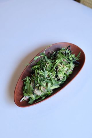 Салат с тунцом и авокадо под ореховой заправкой