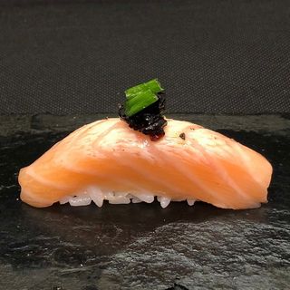 Nigiri Sake Tamanegi (1 Pza.)