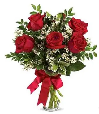 Mazzo di 5 rose rosse confezionato con verde decorativo di stagione