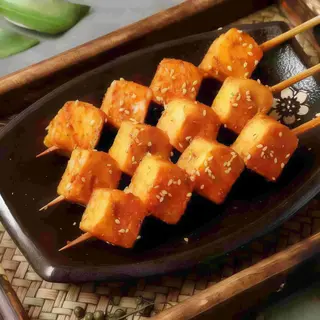 Pincho De Tofu De Pescado A La Barbacoa (1 Ud.) 烤鱼豆腐（炸串）