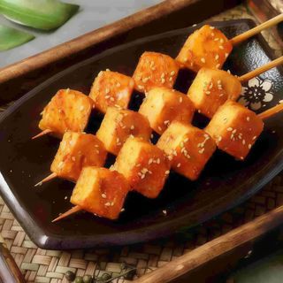 Pincho De Tofu De Pescado A La Barbacoa (1 Ud.) 烤鱼豆腐（炸串）