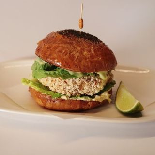 Креветковий бургер з соусом тар-тар