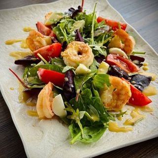 Салат с креветками та медово цитрусовими соусом