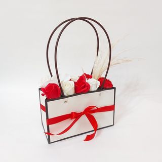 cod 406 Cutie poseta alb negru, 11 flori sapun alb rosu, pampas crem