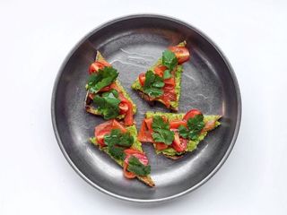 Брускети з лососем та гуакамоле (180g)