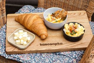 Фіш&чіпс з соусом Тар-тар, скрамбл і круасан класичний (90/100/85г)