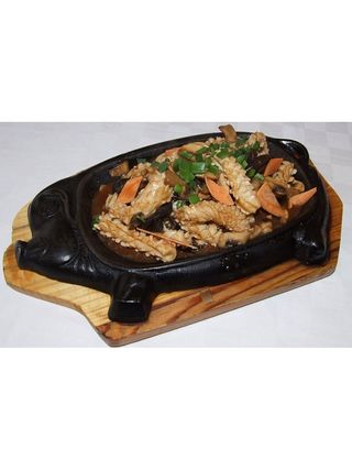 313 Морски деликатеси къкрещи върху метална плоча със зеленчуци (700г)