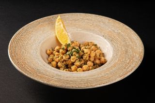 Хрупкав нахут със соево-чеснов дресинг