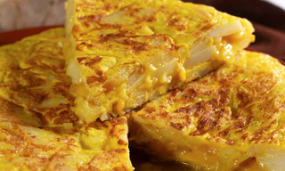 Tortilla de patatas con cebolla 