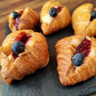 Мини кроасан с баварски крем и сладко