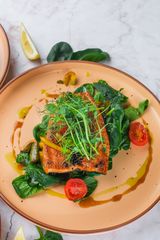 Филе горбуши со шпинатом