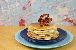 Pancake cu banane, bacon si sirop de artar 