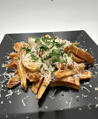 Cartofi prăjiți cu parmezan și usturoi