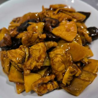 Cerdo Con Bambú Y Setas