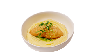 Kotlet z kurczaka z puree ziemniaczanym i sałatką