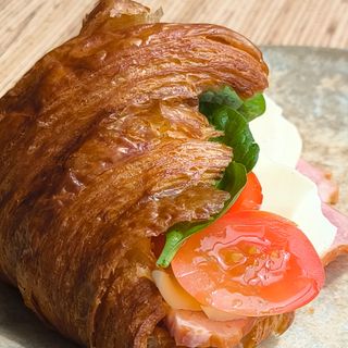 Кроасан с шунка, сушени домати и моцарела   (180г)