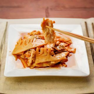 Pollo con bambù e funghi