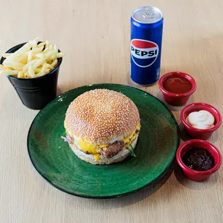 Amerikanac, pomfrit i pepsi limenka 0.33