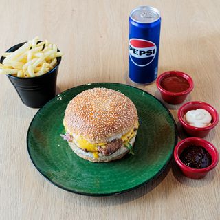 Amerikanac, pomfrit i pepsi limenka 0.33