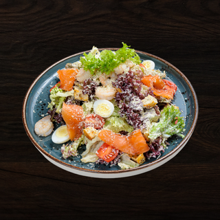 Sałatka cesarska z łososiem