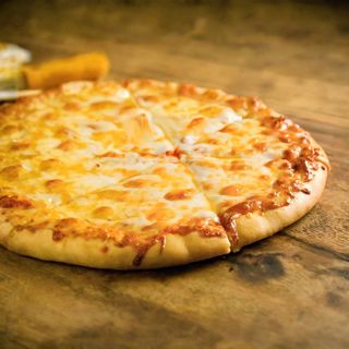 Pizza Mediana Cuatro Quesos (28 Cm.)