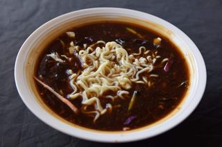 Kiselo-ljuta supa sa nudlama