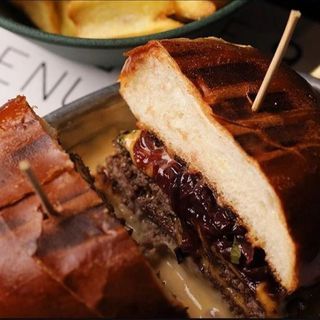 Бургер з подвійною котлетою та сирним соусом