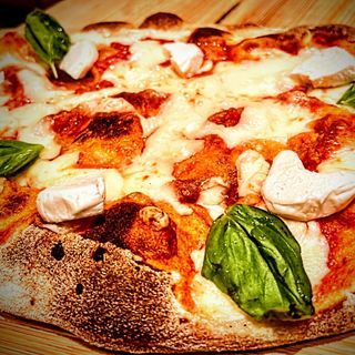 TOMATE, MOZZARELLA, QUESO DE CABRA MONTE ENEBRO Y ALBAHACA CRISTALIZADA