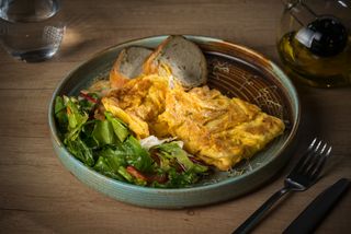 Omletă cu şuncă și caşcaval