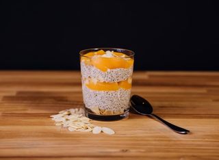 Budincă de chia cu cocos și bucăți de piersici