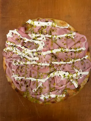 Pizza m,ortadella , straciatella epistacchio