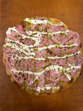 Pizza m,ortadella , straciatella epistacchio